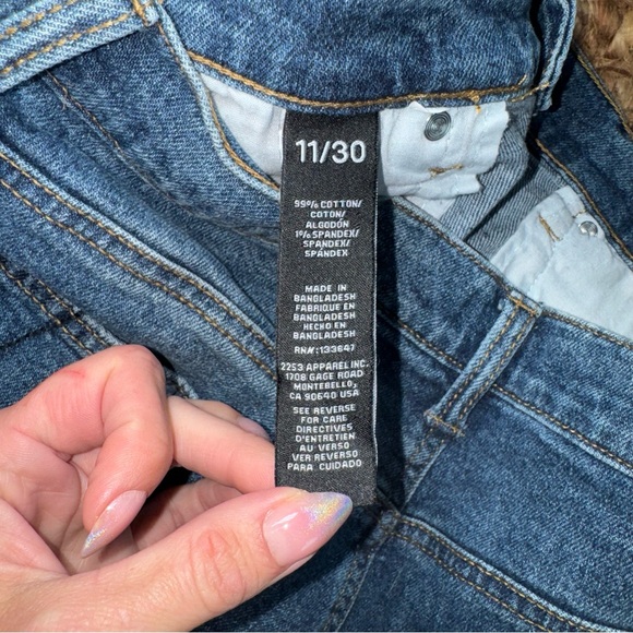 KENDALL + KYLIE The Icon Distressed Denim Shorts 30 NWOT - Picture 6 of 7